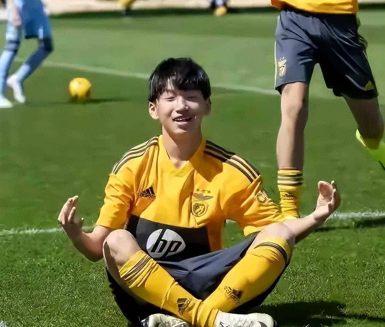 包含一位年轻球员在比赛中大放异彩，引起了媒体的关注的词条