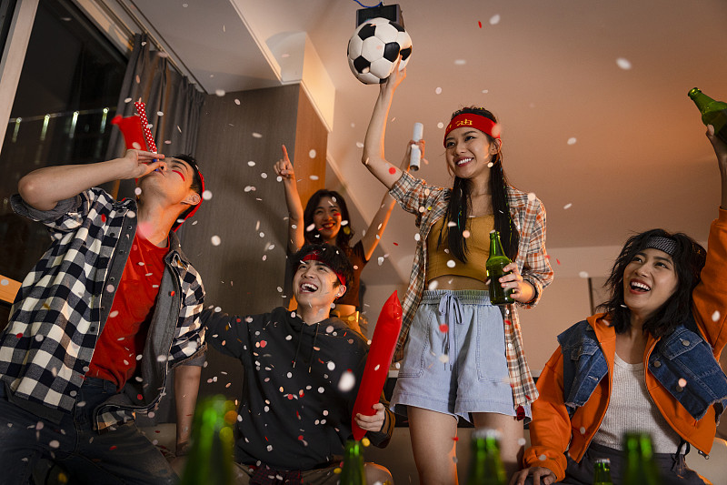 关于精彩纷呈的比赛,观众欢呼不已的信息 关于精彩纷呈的比赛,观众欢呼不已的信息