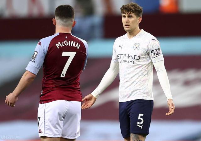 阿斯顿维拉战胜柏林赫塔，全队欢庆取胜荣耀