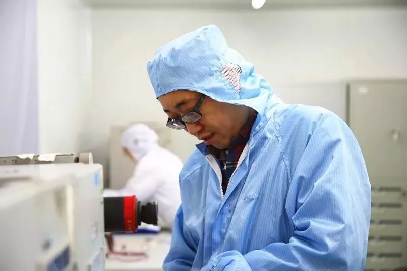 曲棍球选手无所畏惧,迎难中求胜 曲棍球选手无所畏惧,迎难中求胜