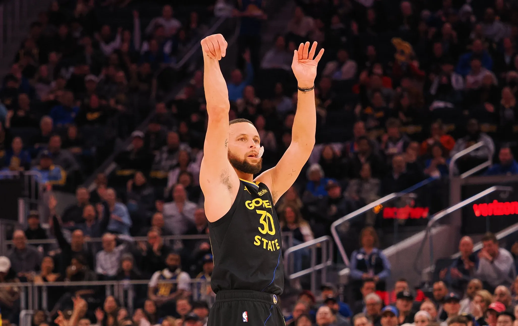 爱游戏在线-勇士胜76人，库里再度表现神勇领队赢得胜利