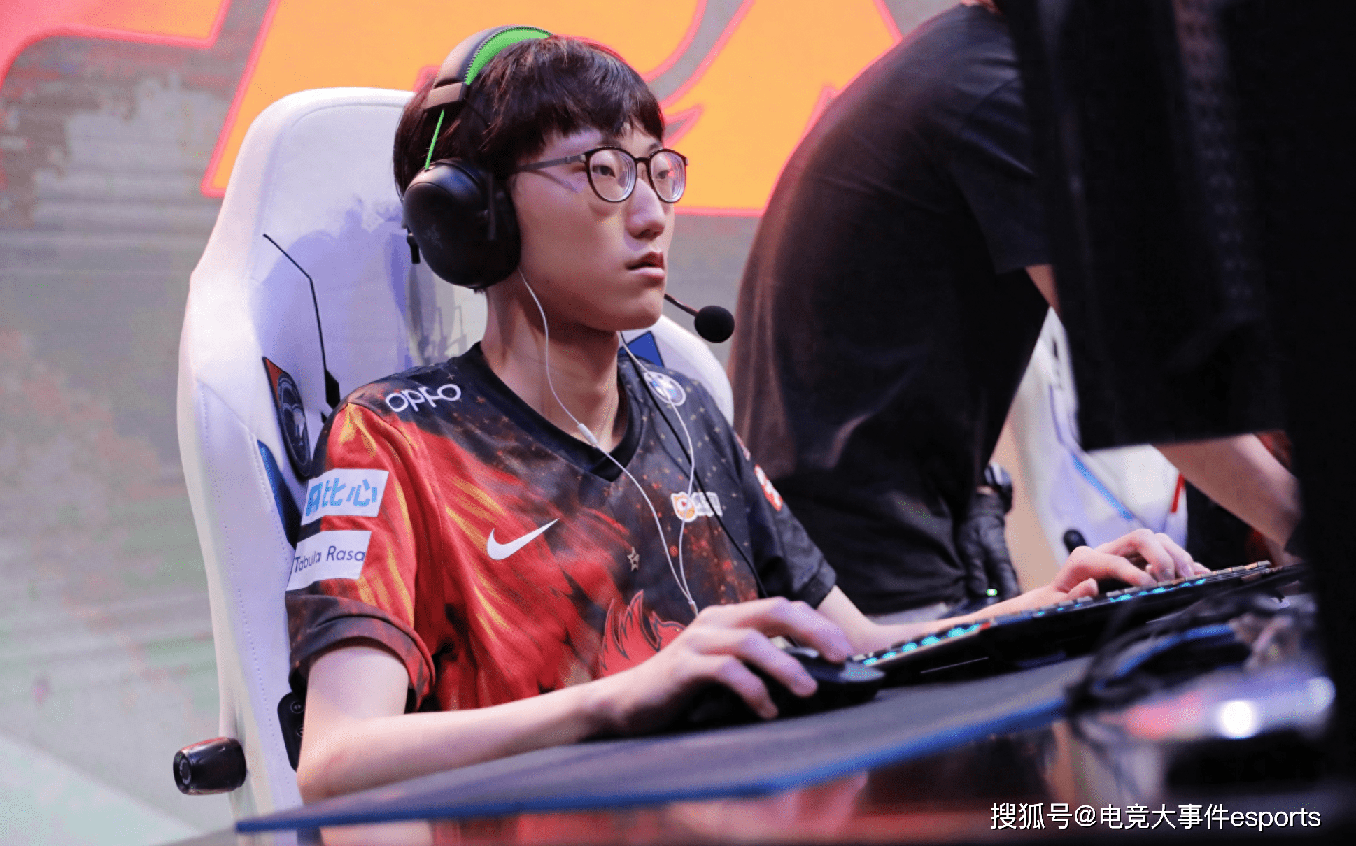 包含EDG轻取T1,Zeus团战一打五强强对话半决赛,让粉丝疯狂欢呼的词条 包含EDG轻取T1,Zeus团战一打五强强对话半决赛,让粉丝疯狂欢呼的词条