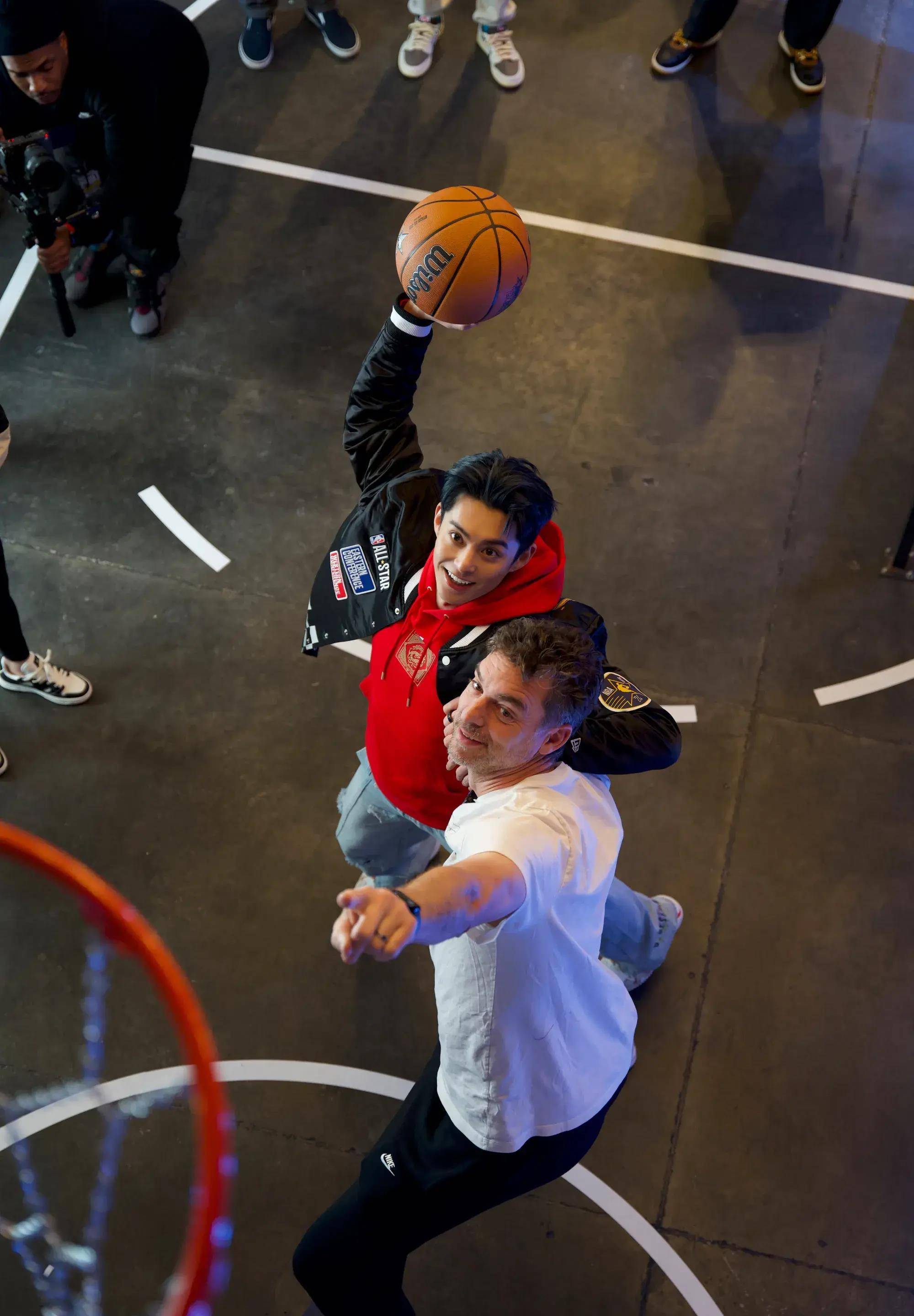 NBA明星球员在社交媒体分享训练日常,球迷感到亲近的简单介绍 NBA明星球员在社交媒体分享训练日常,球迷感到亲近的简单介绍