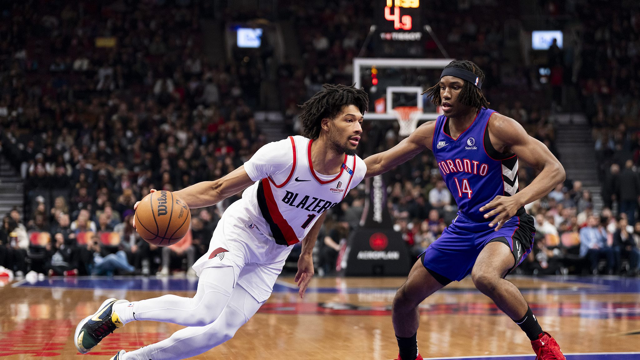 爱游戏APP-开拓者队赢得激战，继续保持不败