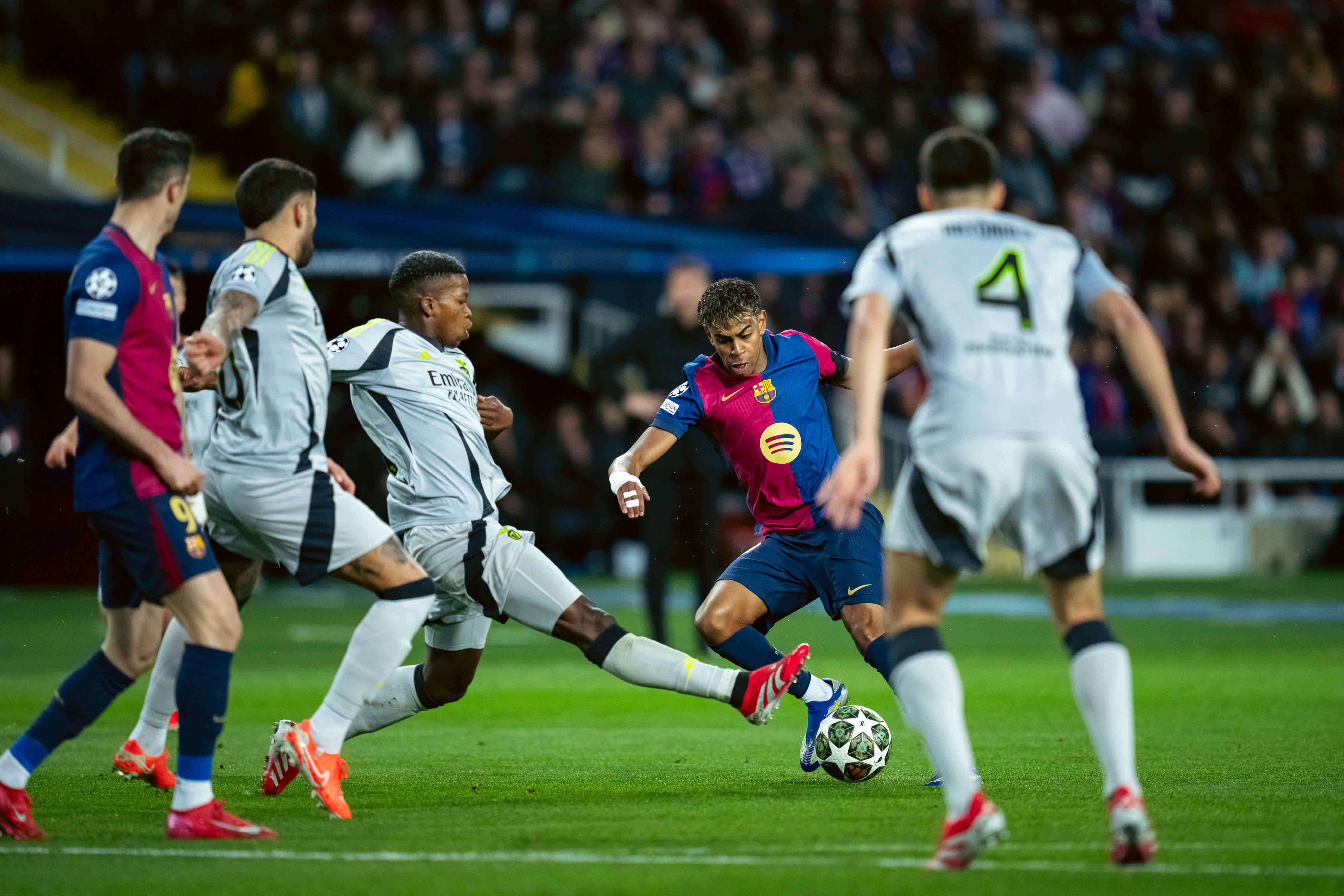 爱游戏官方-足球比赛中的胜负之争白热化