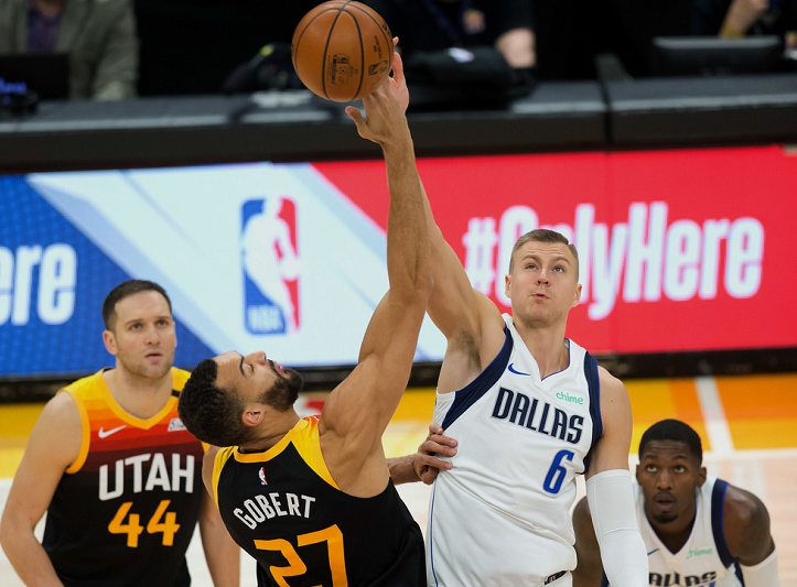 爵士客场连胜,晋级半决赛一步之遥 爵士客场连胜,晋级半决赛一步之遥