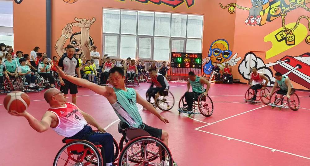 轮椅篮球选手团结协作取得胜利