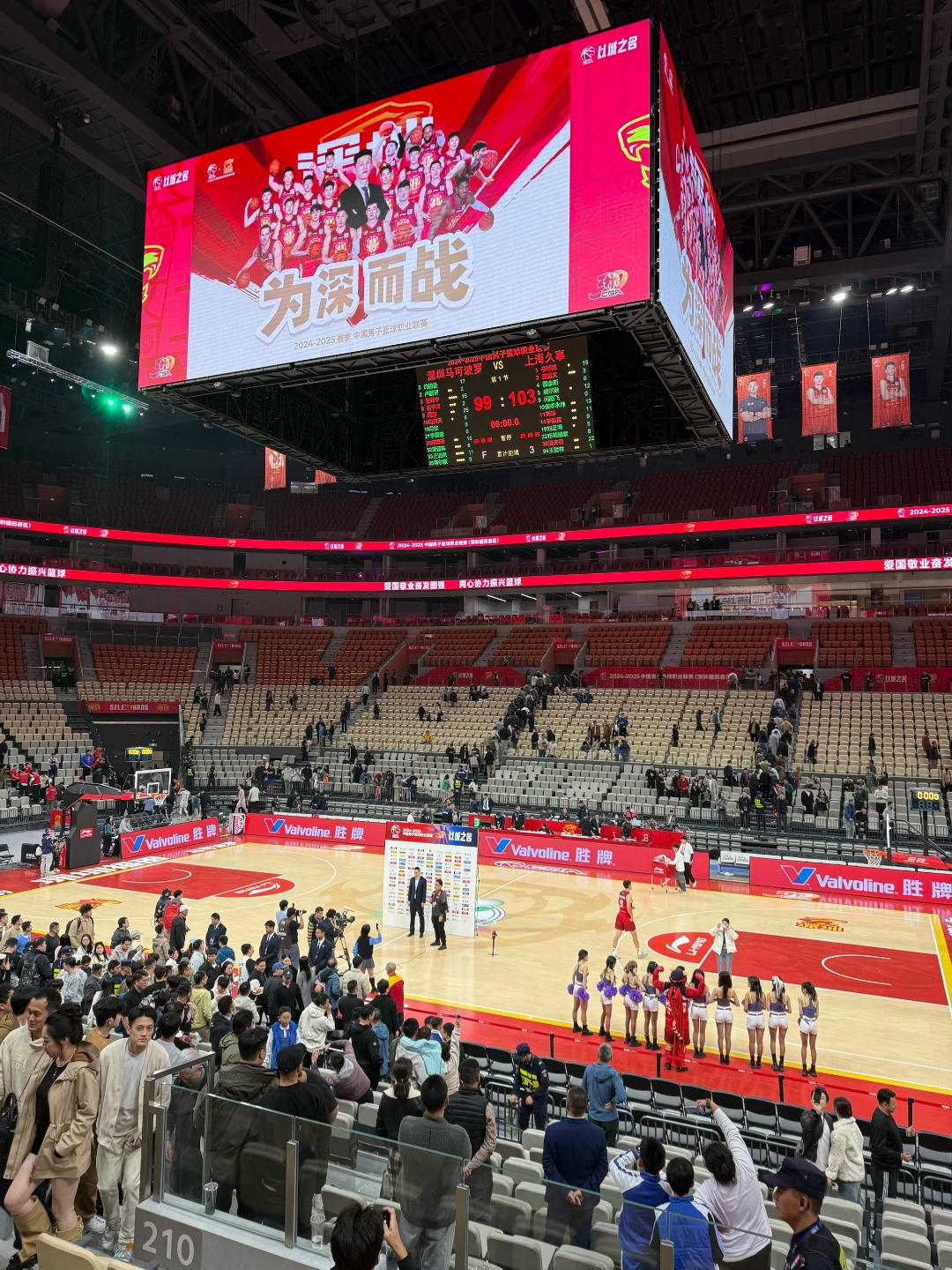 篮球比赛对决至高潮,双方球队团队合作取胜 篮球比赛对决至高潮,双方球队团队合作取胜