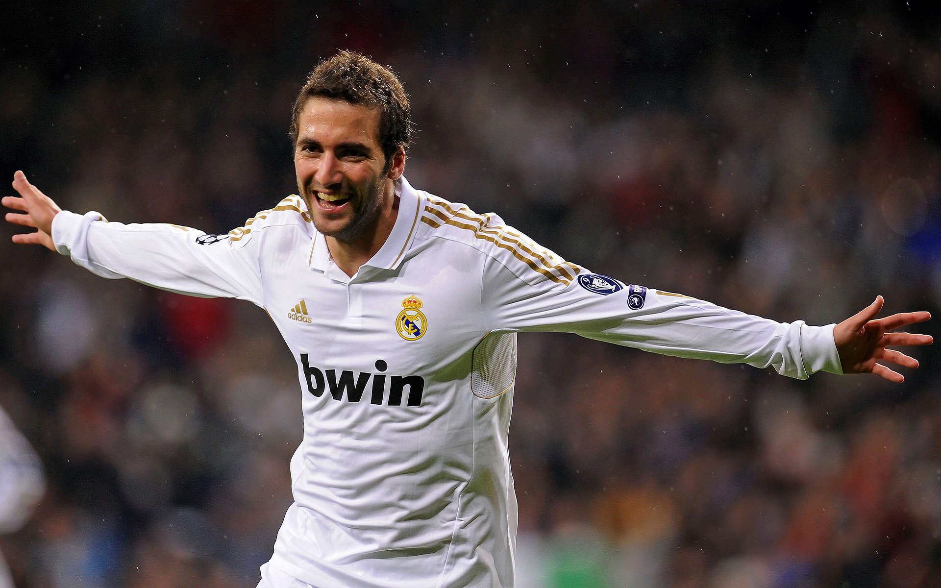 蓝色武士的传控洪流,当日本足球的精密秩序冲垮阿尔及利亚的沙漠之狐,贝林厄姆如何成为跨大陆的胜负手?