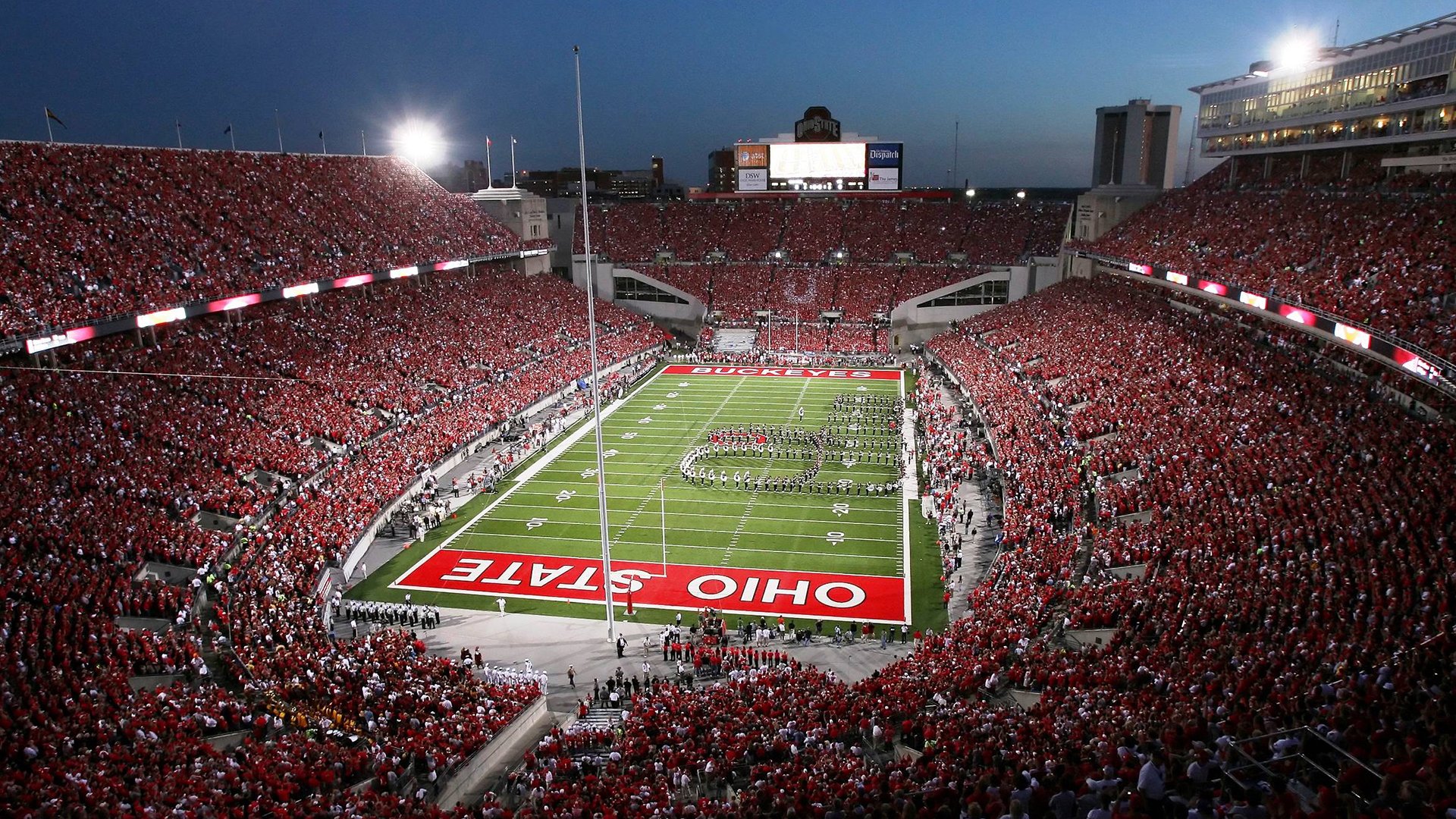 银箭藏锋，汉密尔顿以风为刃，在法拉利与阿斯顿·马丁的夹击中撕开胜利