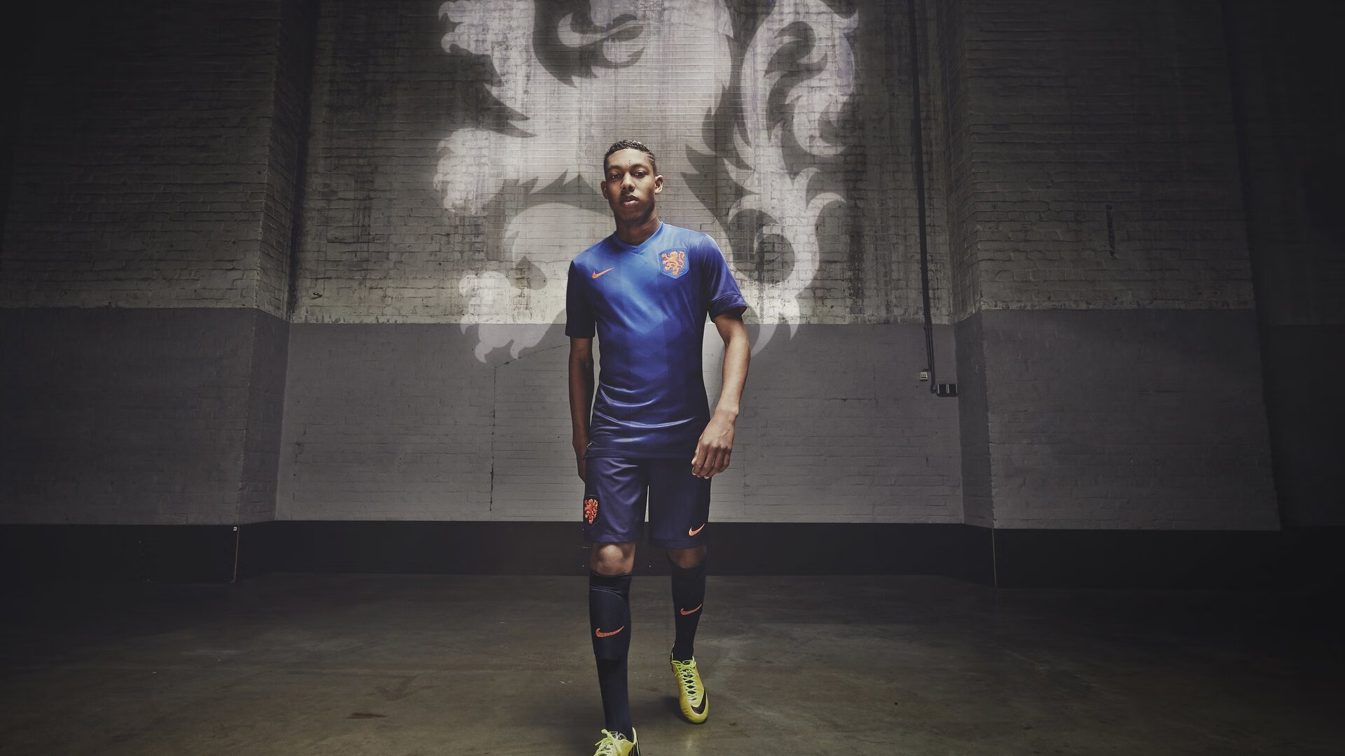 围剿红牛二队！迈凯伦团队协作绽放光芒，阿隆索状态火热再显传奇本色